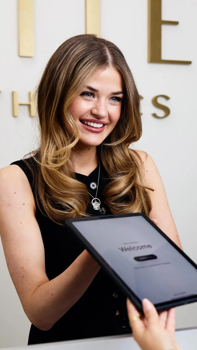 Meet Olivia - our lead concierge! If you’ve given us a call or visit recently, you’ve probably been greeted by her warm smile and positive attitude 🥰 

Olivia works hard to accommodate our busy clients and ensures you’re getting the best experience when you come to Elite. Thanks Olivia! 

#nycmedspa #conciergelife #mermaidfacial #medspalife